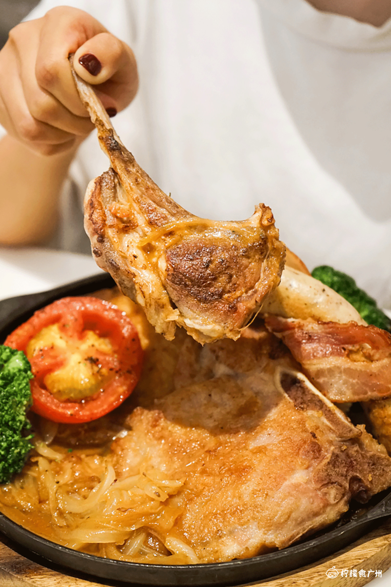 秒穿到香港的美食街，光车仔面就有1014816种搭配！