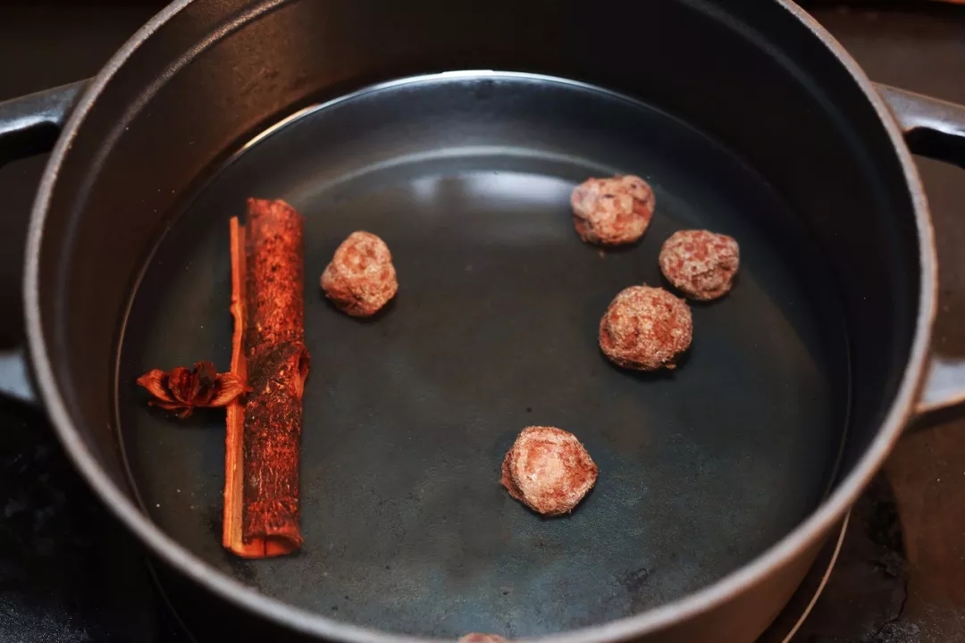 话梅花生里的话梅,花生和巧克力的碰撞