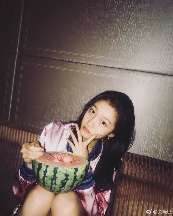 关晓彤踢足球的时候穿白裙,关晓彤踢足球比赛