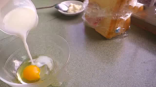 牛奶西多士的做法家庭版,花生酱夹心牛奶西多士