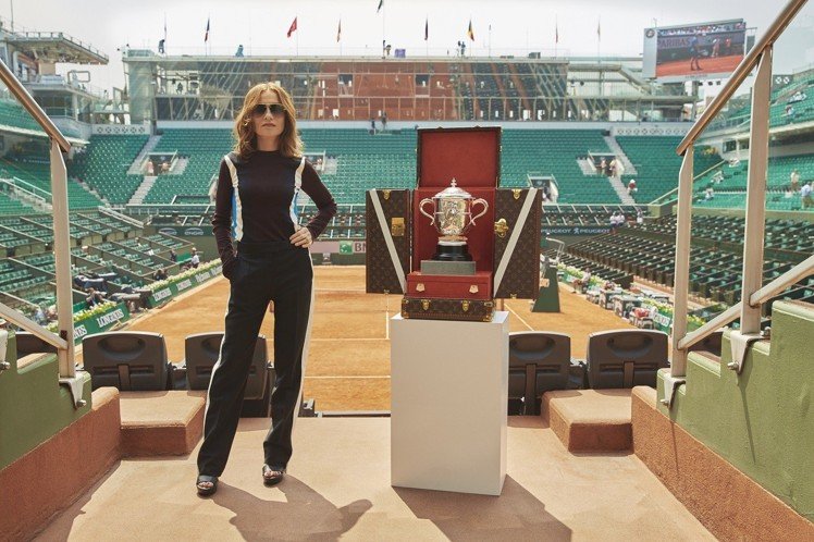 路易威登太子妃低V登上世界杯绿茵场，俄罗斯国宝超模长得像舒淇