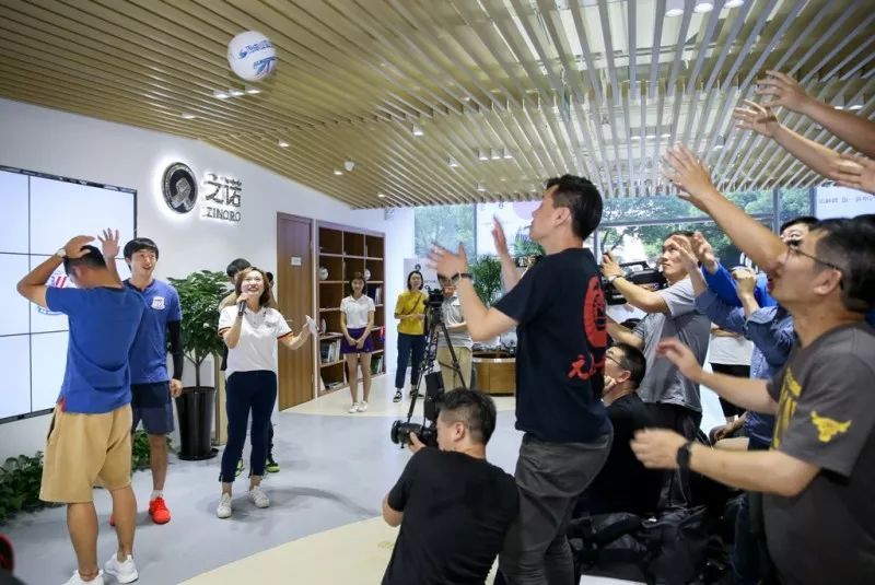 绿茵上的绿色生活,之诺申花激情足球夜开启球迷狂欢季