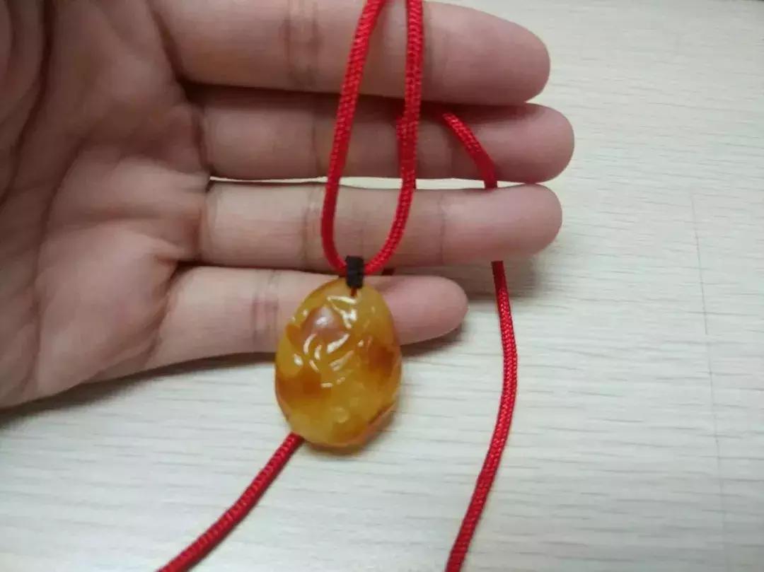 吊坠扣头绳子绑法,有金扣头的吊坠如何绑绳子