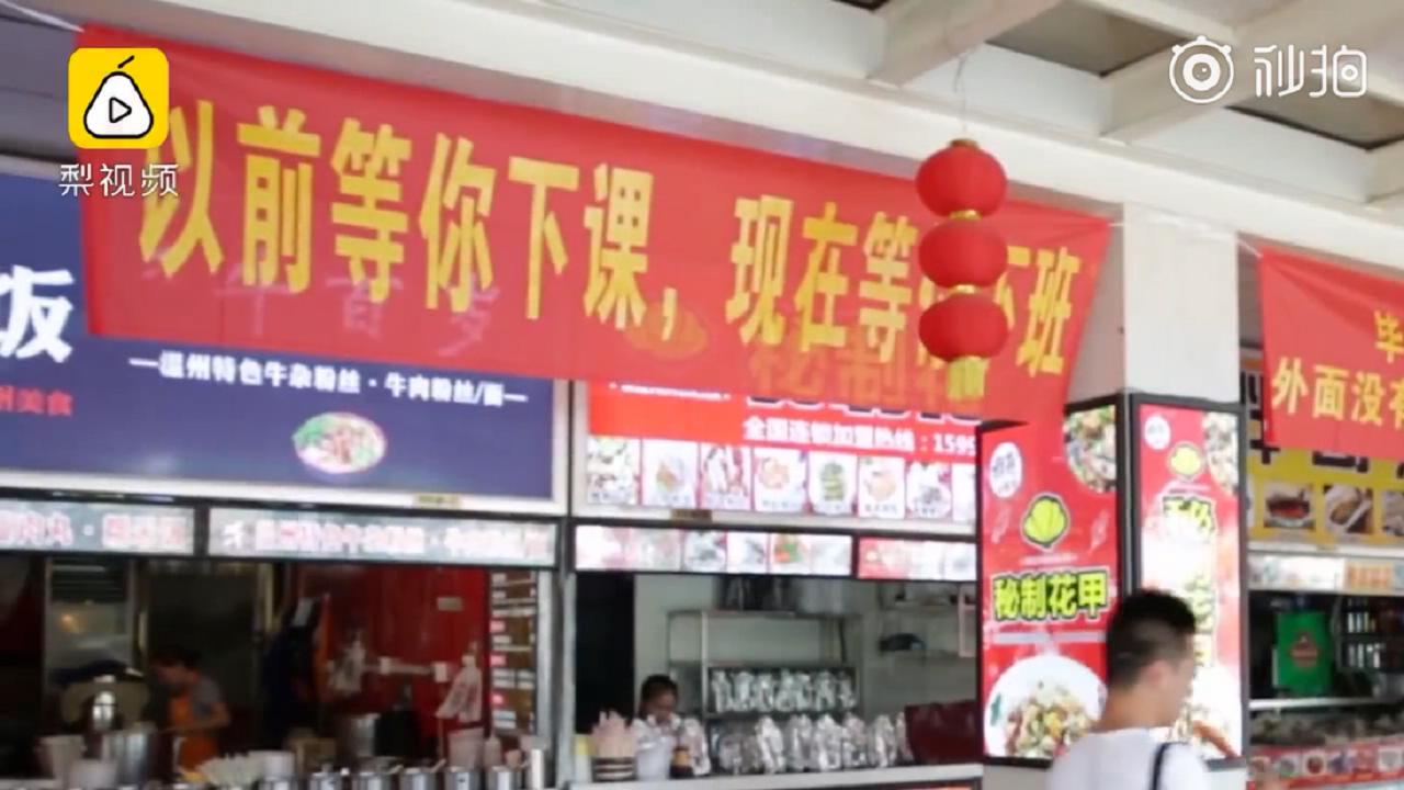 男生邀请奶奶走毕业红毯:她从小照顾我,最辛苦功劳最大