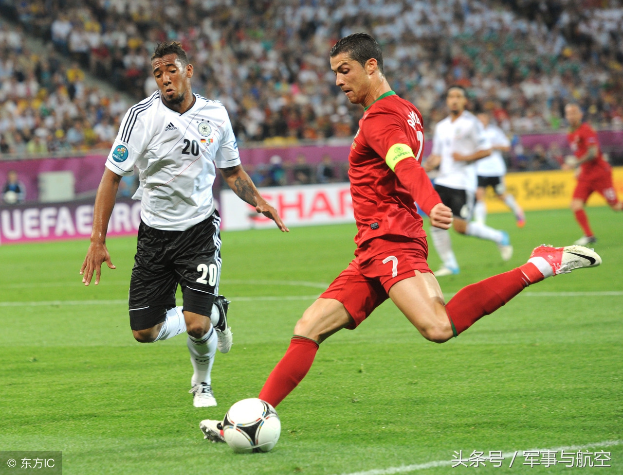 世界足球先生c罗的传奇人生,22岁的c罗获得世界足球先生第三名