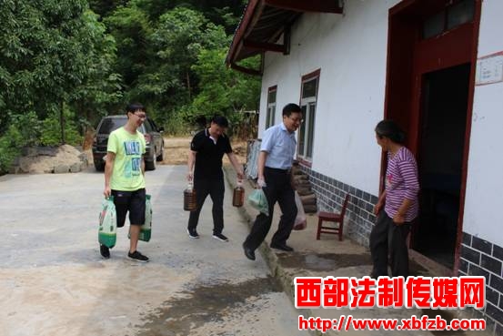 岚皋检察：端午节前*党**员积极为贫困户销售土猪肉