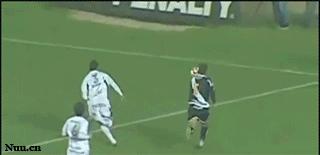 足球搞笑名场面手顶球,搞笑足球神操作