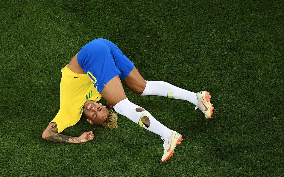 楚伯禁区犯规符合VAR适用原则，为何主裁拒绝内马尔看回放视频？