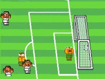 在这款比拼技巧的足球游戏中，所有玩家都努力“踢烂”对手的屁股