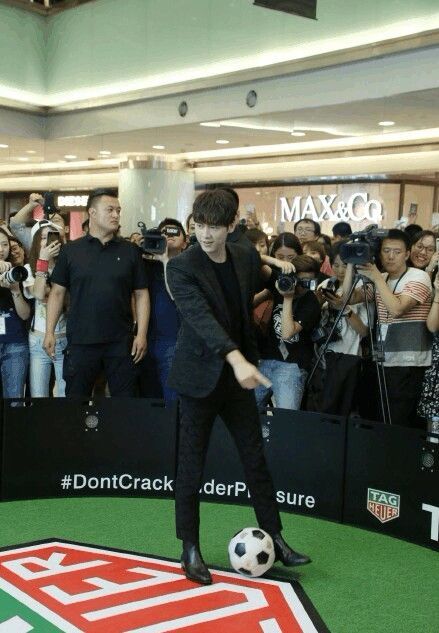 鹿晗和李易峰谁最有潜力,2014年鹿晗李易峰