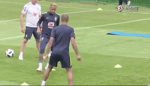 巴西该怎么办!内马尔训练中疑旧伤复发,泄愤后掩面离开