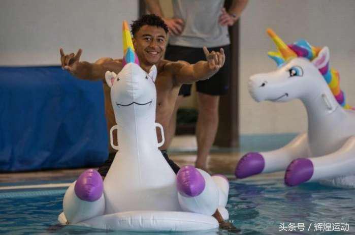 女球迷尖叫全场欢呼鼓掌,英格兰女球迷疯狂庆祝胜利