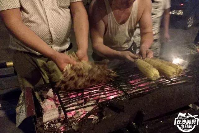 不管有没有世界杯，这家几平方的无名烧烤摊，牛肉串都要预定！