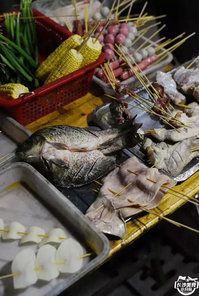 不管有没有世界杯，这家几平方的无名烧烤摊，牛肉串都要预定！