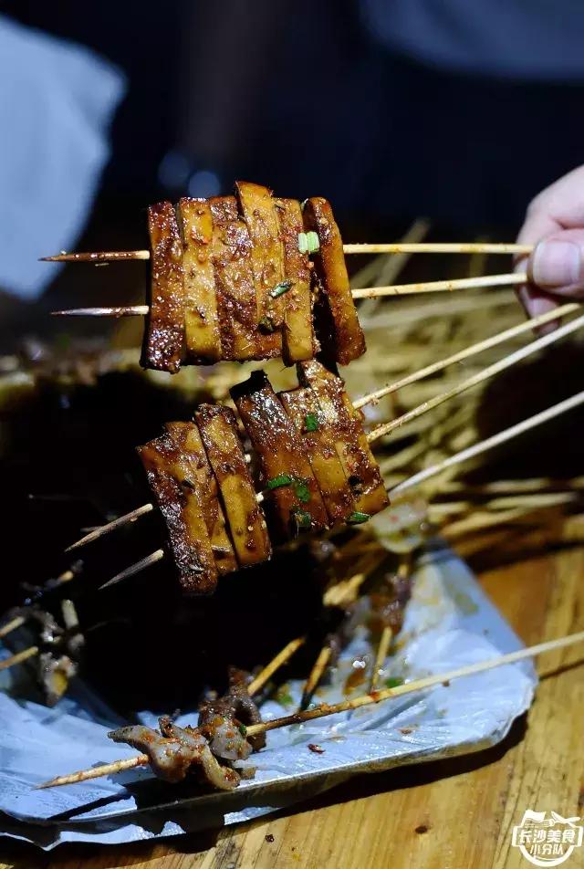 不管有没有世界杯,这家几平方的无名烧烤摊,牛肉串都要预定!