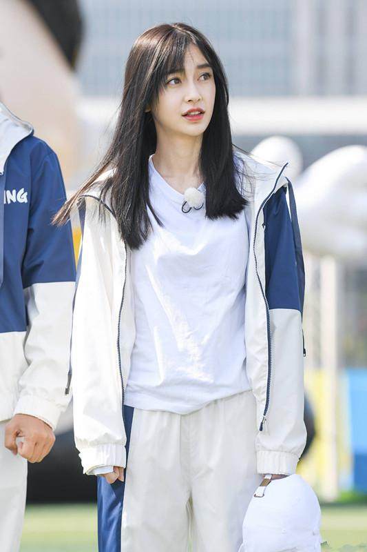 杨幂迪丽热巴黑色衣服,迪丽热巴穿杨幂同款卫衣现身