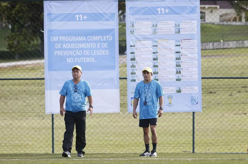 踢球注意脚不要受伤,踢球前热身多久合适