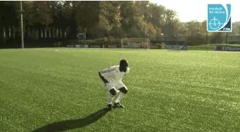 踢球注意脚不要受伤,踢球前热身多久合适