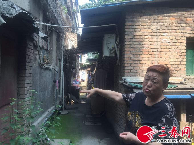 我家下水管漏到楼下家里谁负责,下水管明管在门口