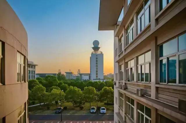 龙王山脚下,南信大去爬龙王山