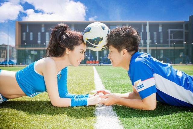 女生陪男友看世界杯,女生陪男朋友熬夜看球