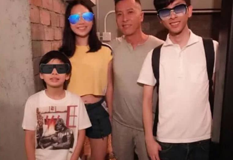 甄子丹大儿子真实照片,甄子丹晒与大儿子合影图片