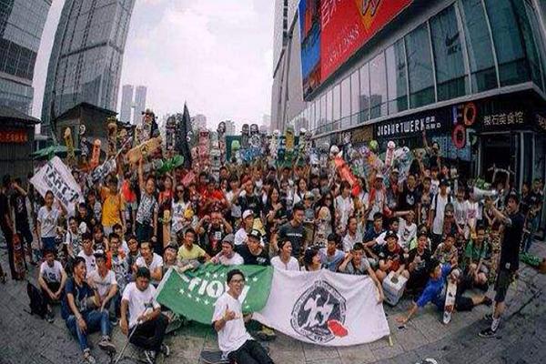 世界滑板日,世界滑板日滑板刷街