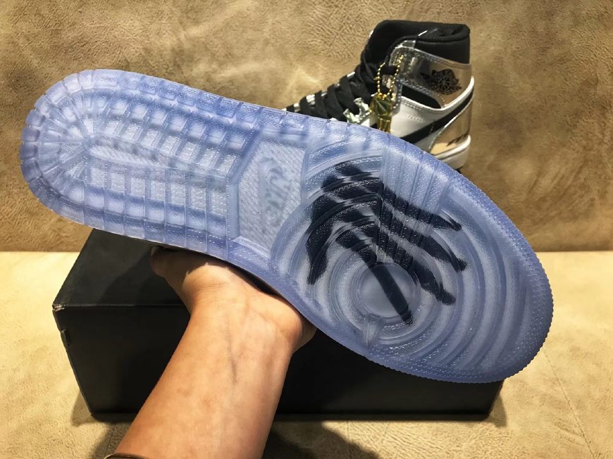 AJ1橘红、yeezy白斑马、ClotXAF1白丝绸、黑*弹子**哪双会更style