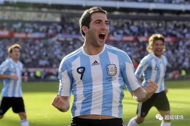 现代足球为什么前锋那么少,现代足球真的退步了吗