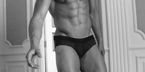 世界杯:他有他的球,你有你的美好肉体