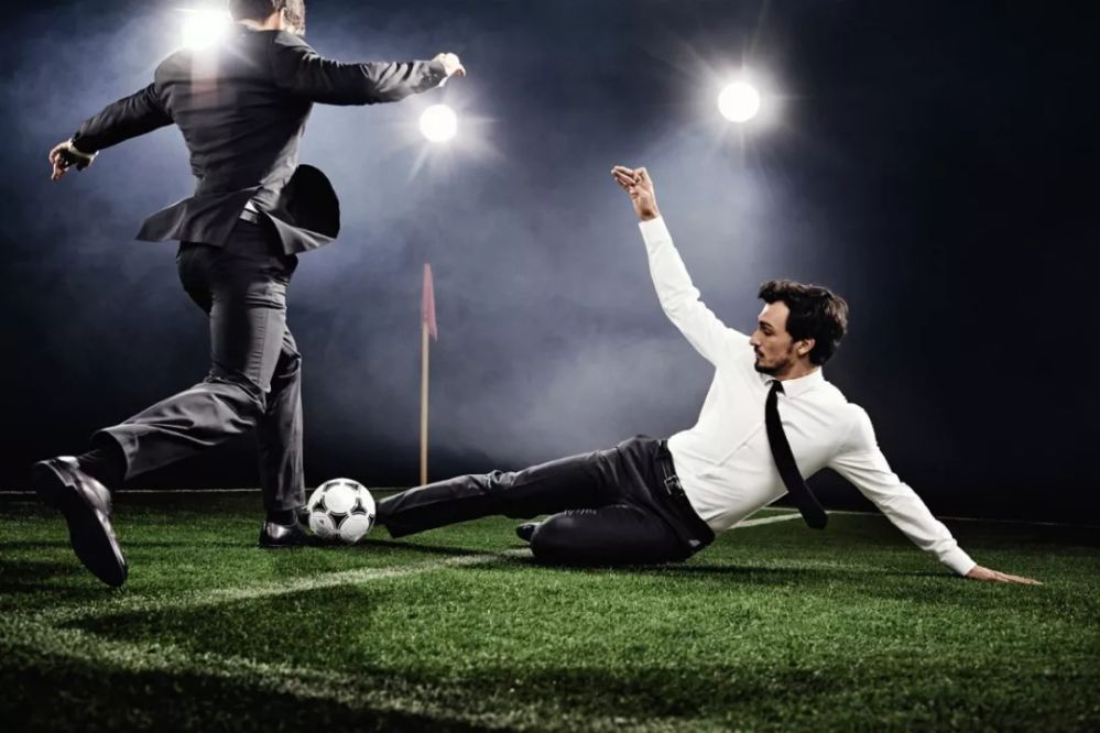 c罗球踢到人威力,c罗踢足球赚了多少钱