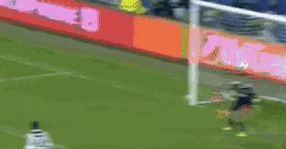 c罗没有进球靠在广告牌上,c罗把球踢得多高