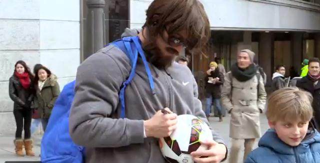 c罗扮流浪汉街头秀球技,c罗第二次街头扮流浪汉被认出
