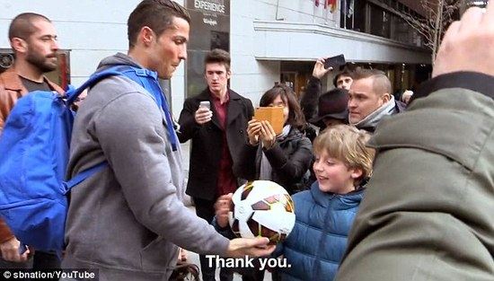 c罗扮流浪汉街头秀球技,c罗第二次街头扮流浪汉被认出