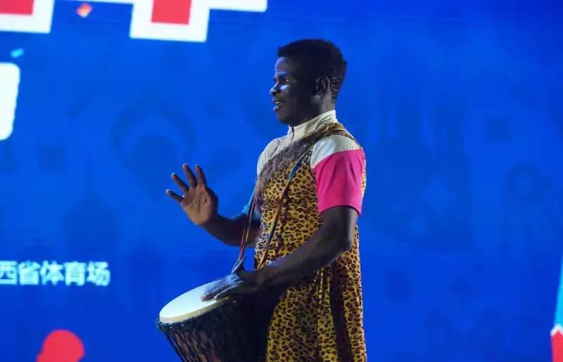 心动的美食，感动的表演，躁动的狂欢观球，足球宝贝在省体等你相约哦！