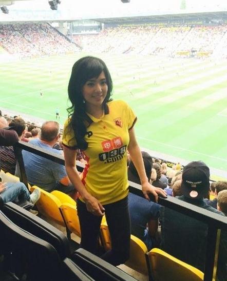 苍老师深夜看球不慎暴露身体缺陷，粉丝的评论却让她感动不已