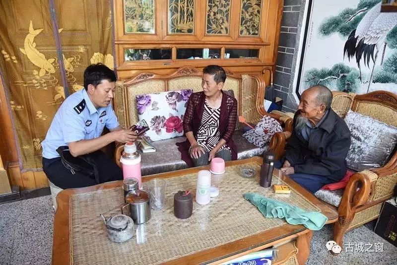 小偷偷钱打赏女主播,男子打赏女主播偷井盖