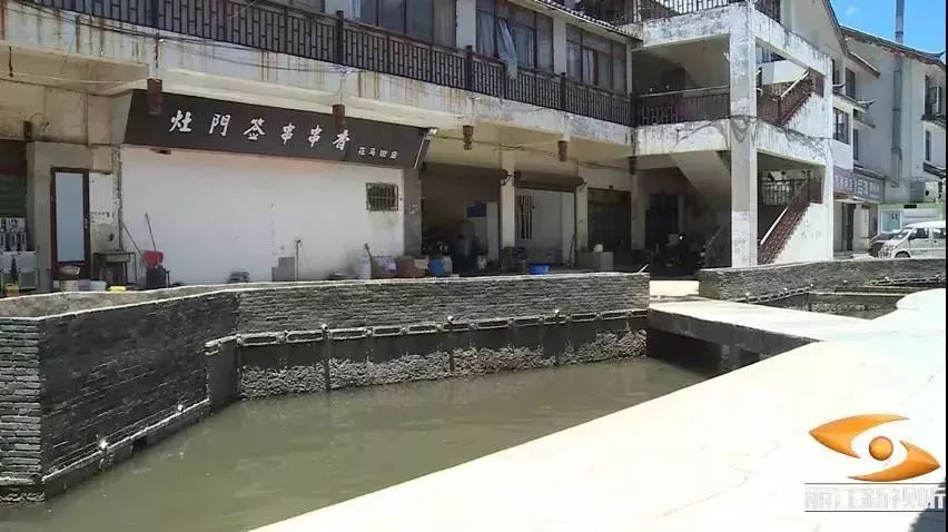 小偷偷钱打赏女主播,男子打赏女主播偷井盖