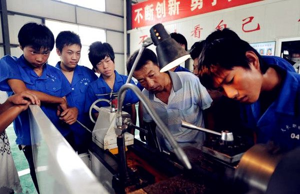 工厂10年大师傅，教出5个学徒，受伤住院，只来了1位，师傅感慨