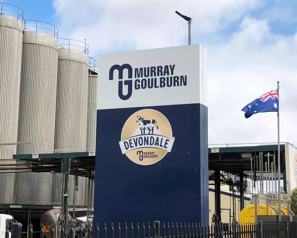 一条货架｜来自澳大利亚的“德运”奶粉；收起来只有巴掌大的拖鞋