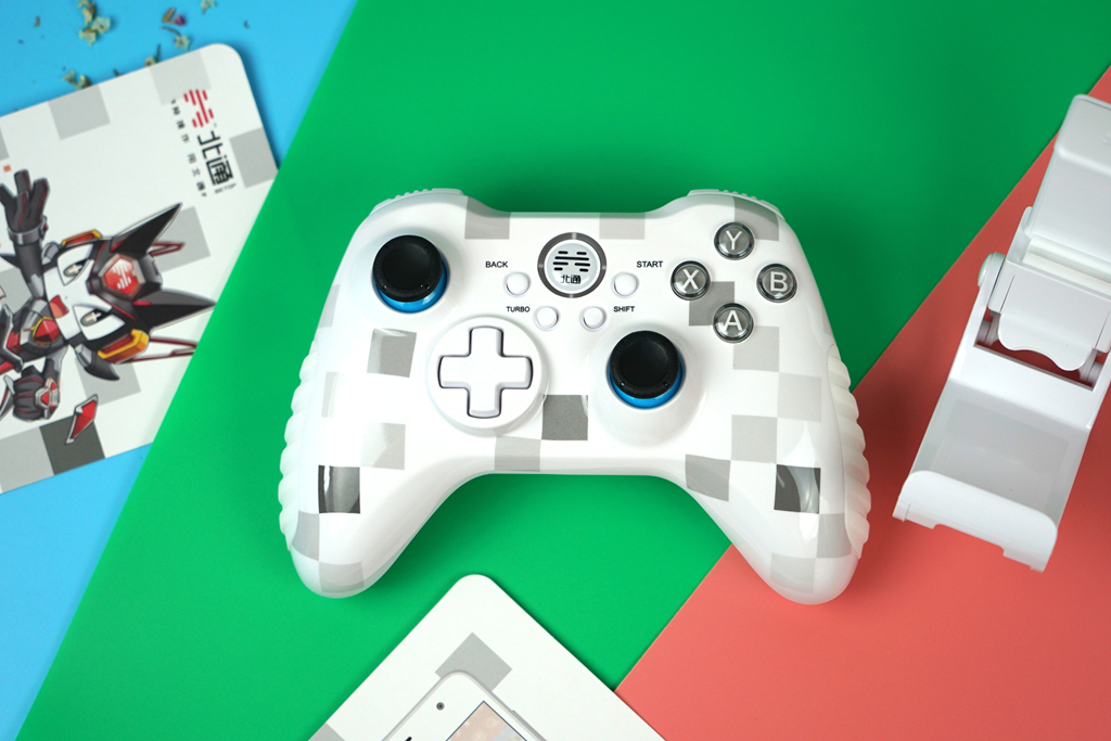 刺激战场不封号,北通首推世界杯版游戏手柄,燃爆了?