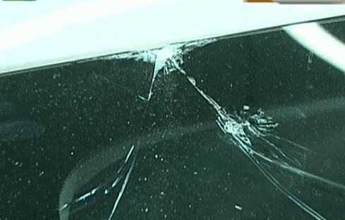 前挡风玻璃裂了30厘米怎么修复,雨刮器把挡风玻璃刮坏了怎样修复