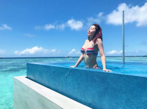 每晚看波的先生们女士们，讲波女郎张洛蔚长腿混血儿泳衣照放送啦