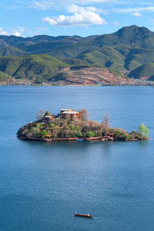 驻足眼前美景,泸沽湖的静谧之美