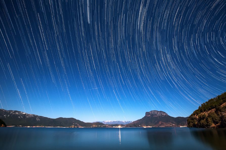 驻足眼前美景,泸沽湖的静谧之美