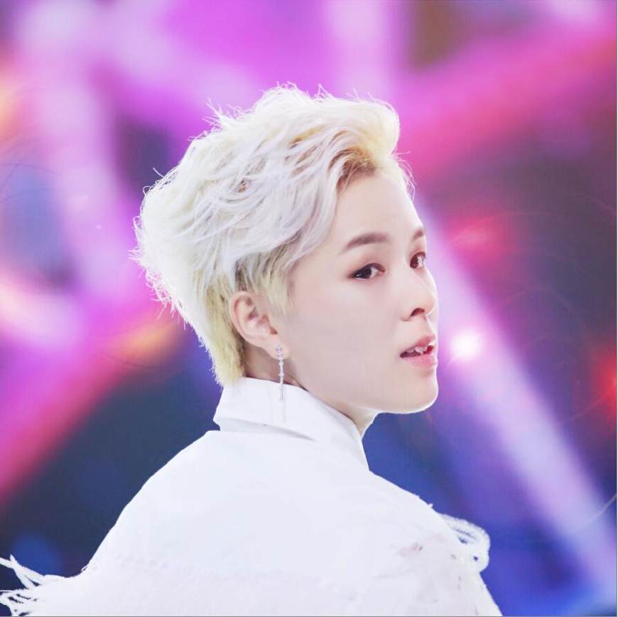 杨芸晴中性风现身,杨芸晴穿羊毛条纹套装