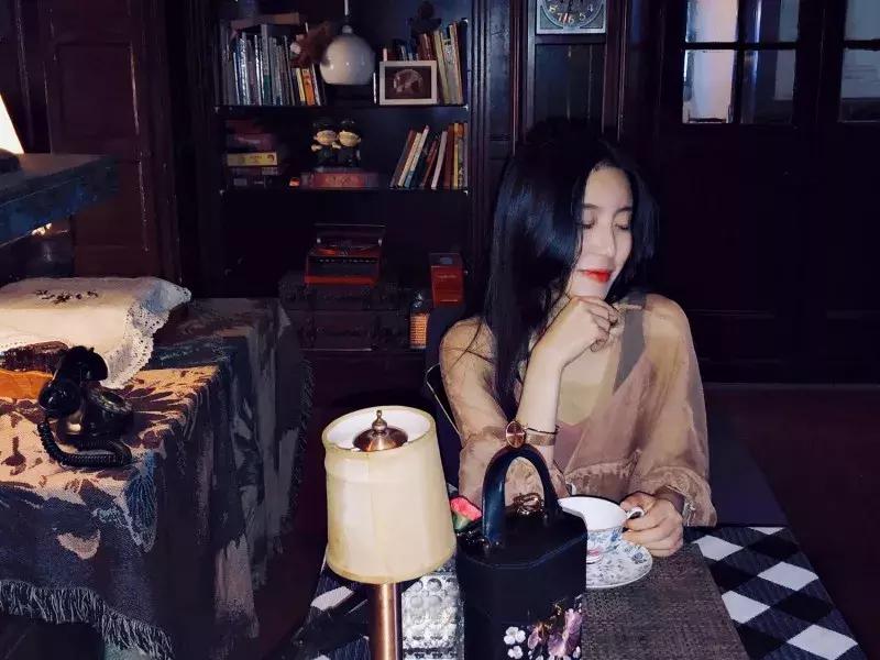 武汉美食必吃推荐粮道街饼夹烧卖,武汉一元路怪味烧饼几点开门