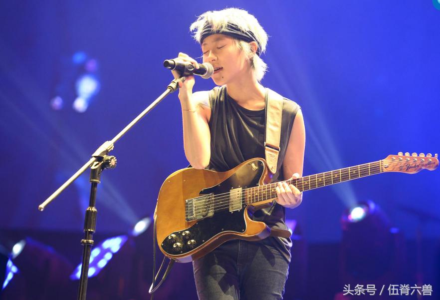 坐经济舱一看旁边是“天后女儿”，随手带10块钱水杯成亮点！