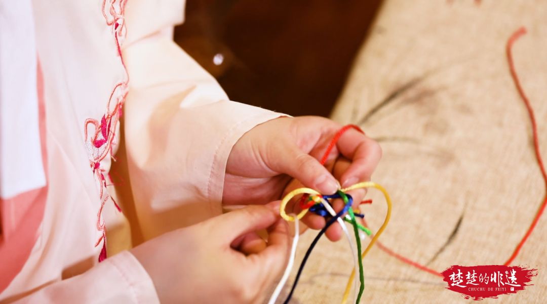 最简单的家常五彩绳,怎么用一根绳子做五彩绳