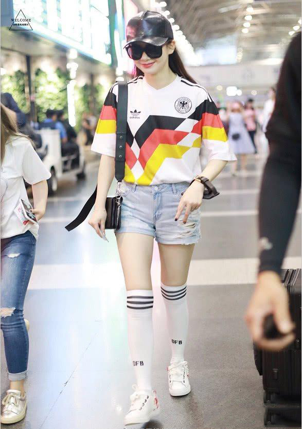 戚薇小蛮腰全身照,戚薇青春靓丽活泼可爱